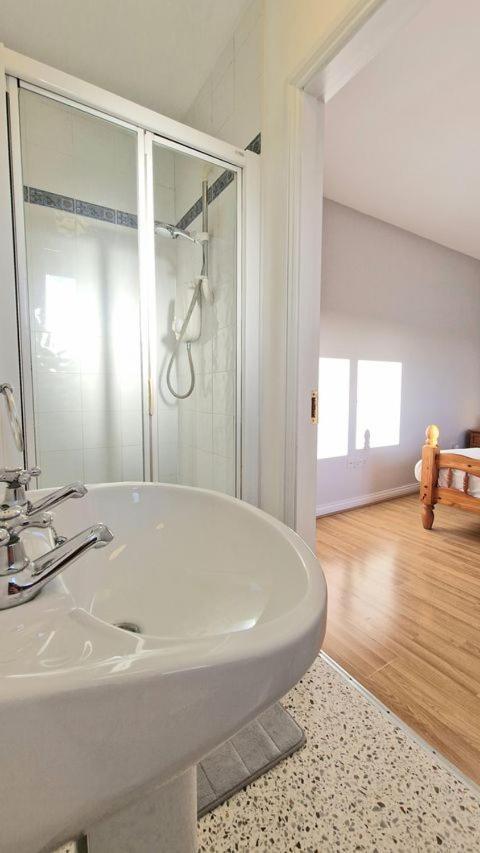 Cosy 3 Bedroom All Ensuites กัลเวย์ ภายนอก รูปภาพ
