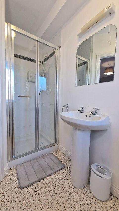 Cosy 3 Bedroom All Ensuites กัลเวย์ ภายนอก รูปภาพ