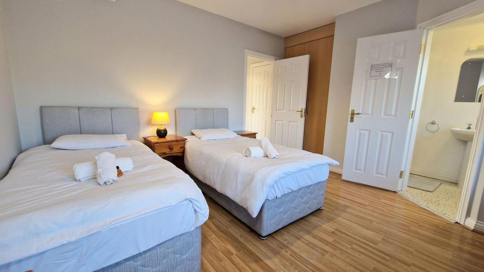 Cosy 3 Bedroom All Ensuites กัลเวย์ ภายนอก รูปภาพ